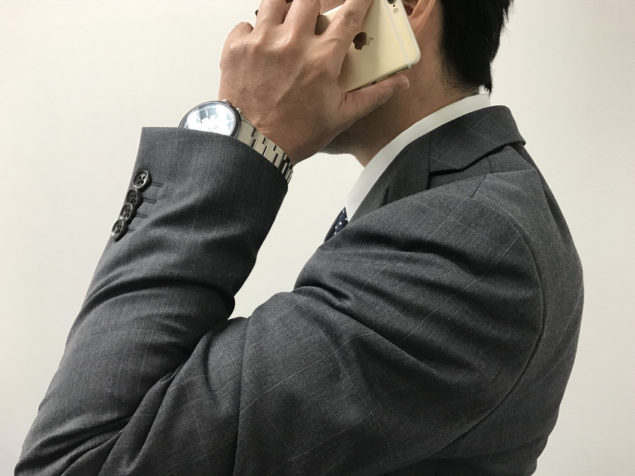 スマホを使う男性